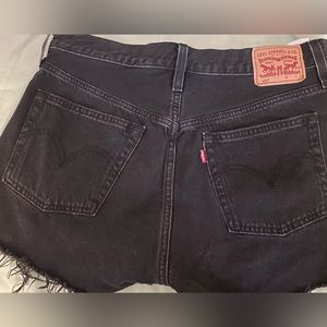 Levi’s 501 black cut off jean shorts. Size 30. EUC🖤